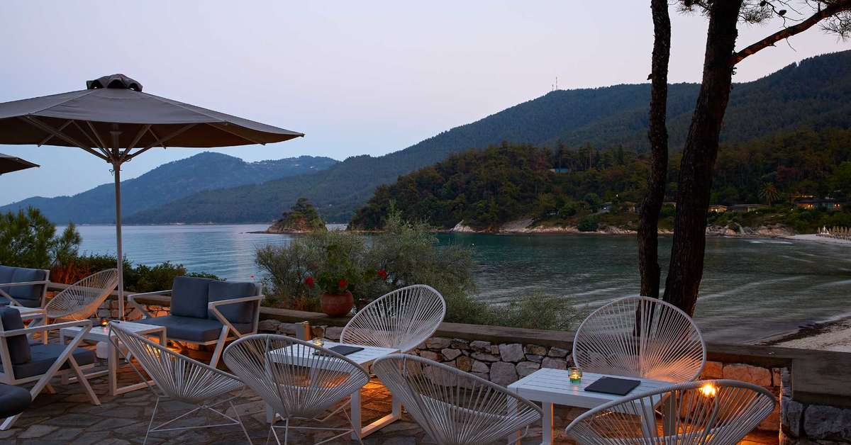 Een foto van het terras bij Makryammos Bungalows