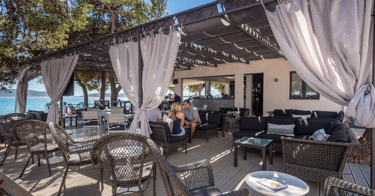 Een foto van het terras bij Villas Arausana & Antonina