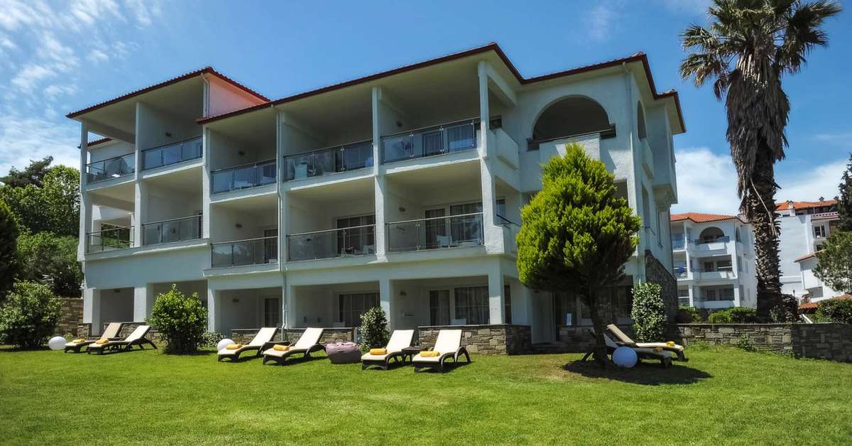 Een foto van de buitenkant van Alexander The Great Beach Hotel