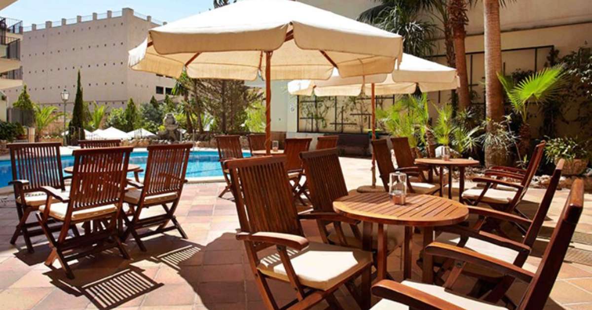 Een foto van het terras bij Hotel Saratoga