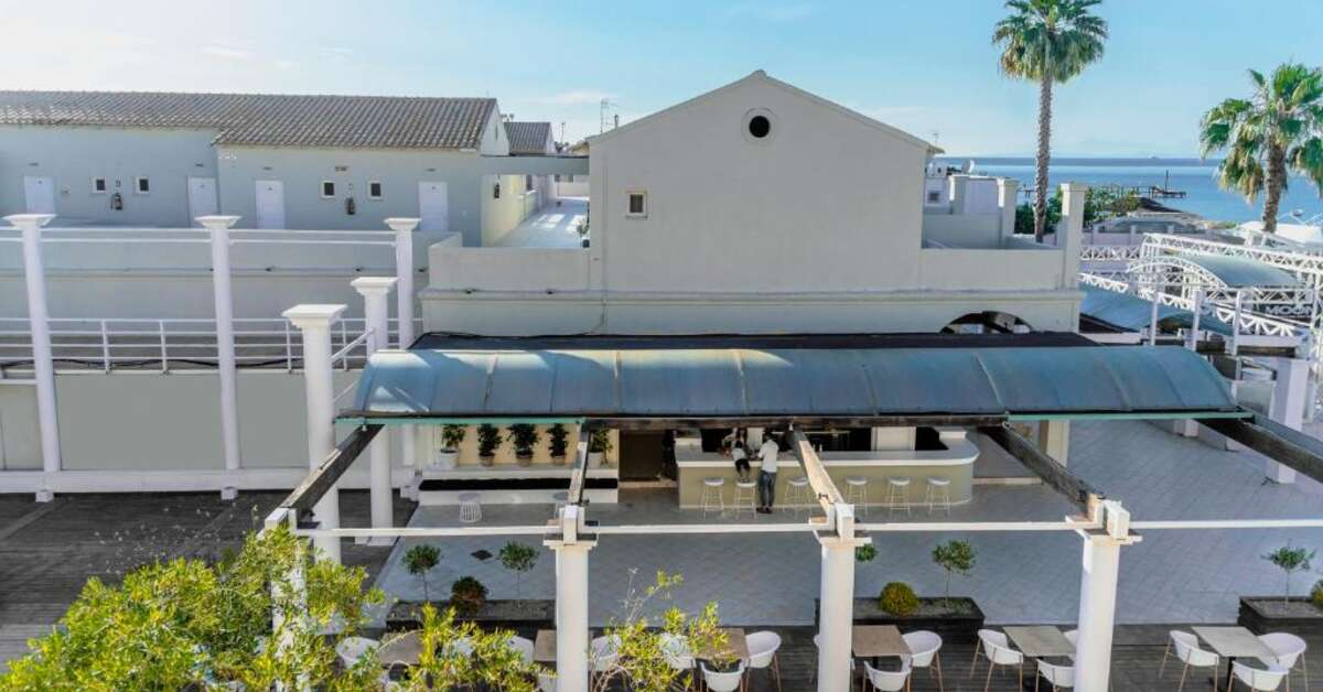 Een foto van het terras bij Olive Grove Beachfront Kavos