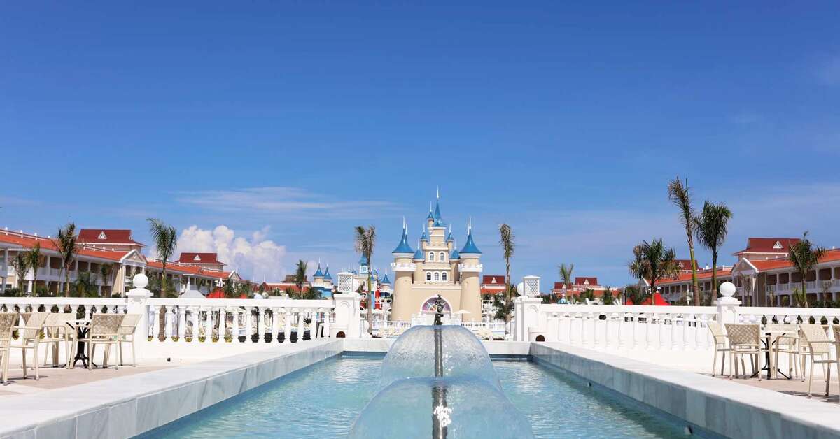 Een foto van het zwembad bij Fantasia Bahia Principe Punta Cana