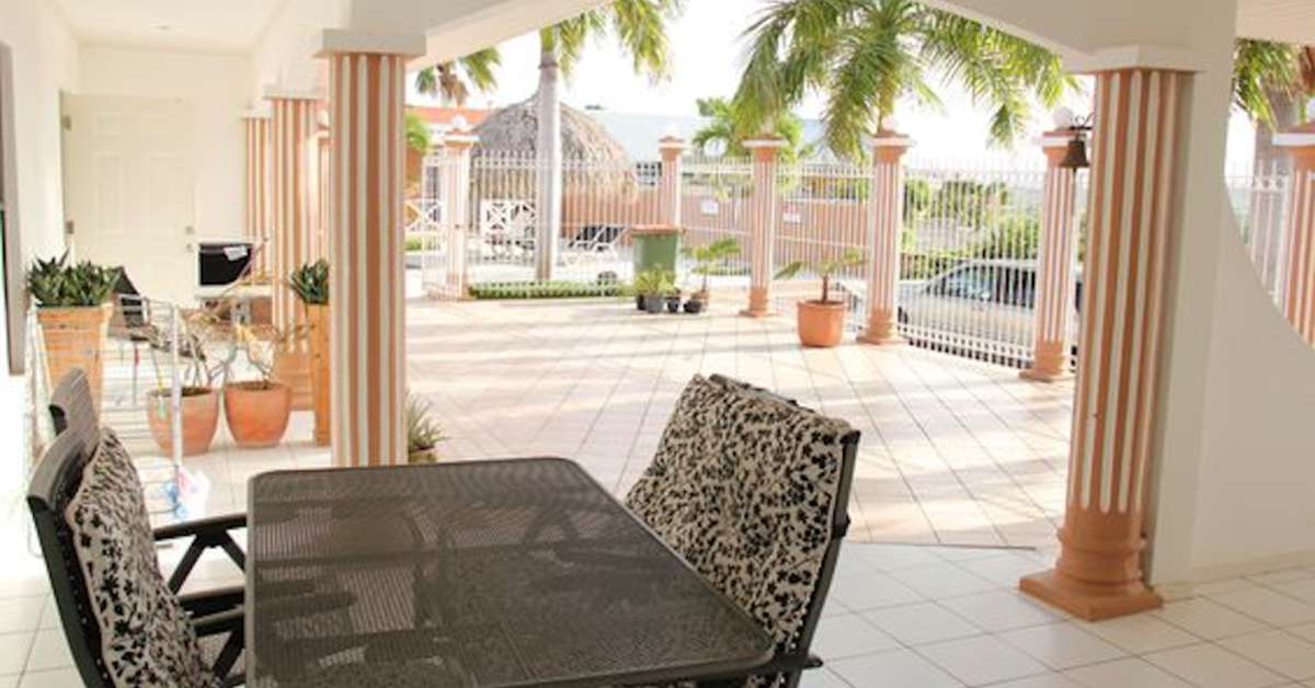 Een foto van het terras bij Curinjo Resort