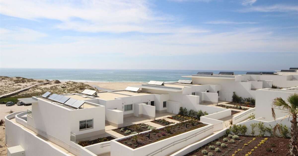 Een foto van de buitenkant van Praia d´el Rey Golf & Beach Resort The Beachfront