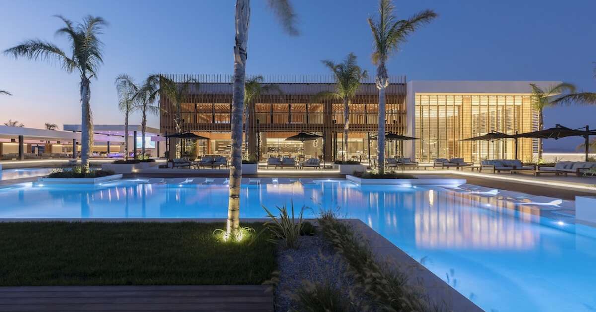 Een foto van het zwembad bij D’Andrea Lagoon Suites