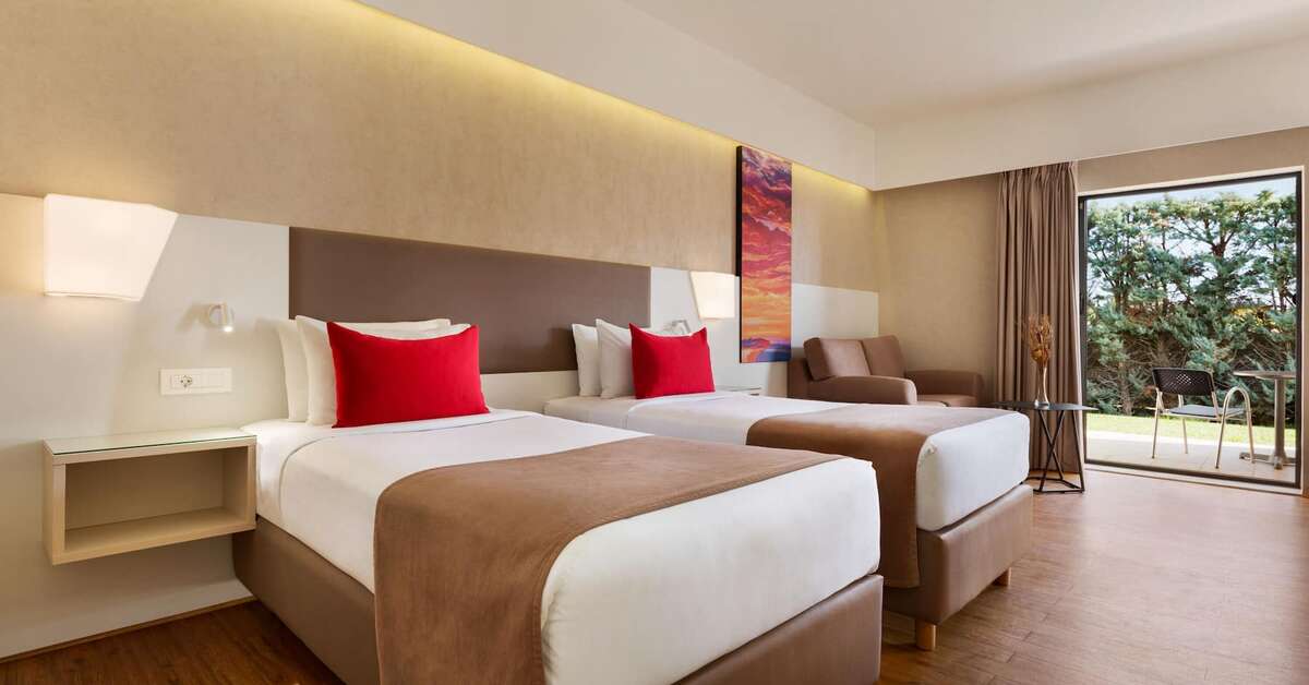 Ein Foto Ramada Plaza by Wyndham Thraki