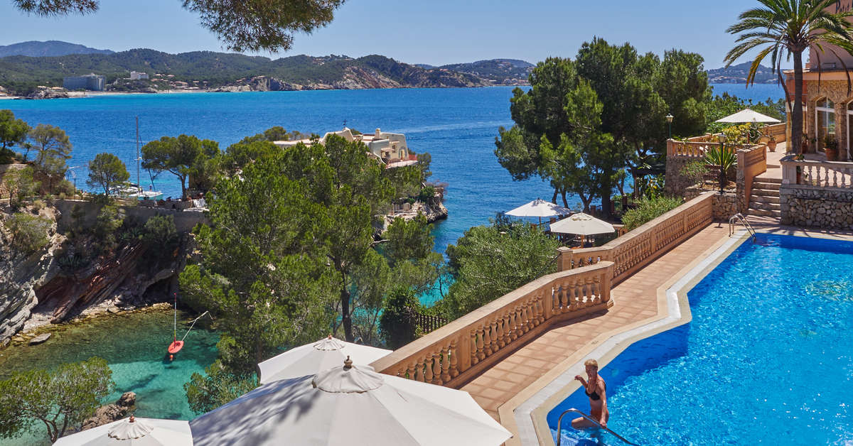 Ein Foto vom Pool im Petit Cala Fornells Hotel