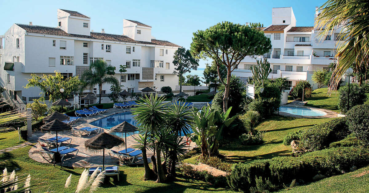 Een foto van het zwembad bij Ramada Hotel & Suites by Wyndham Costa del Sol