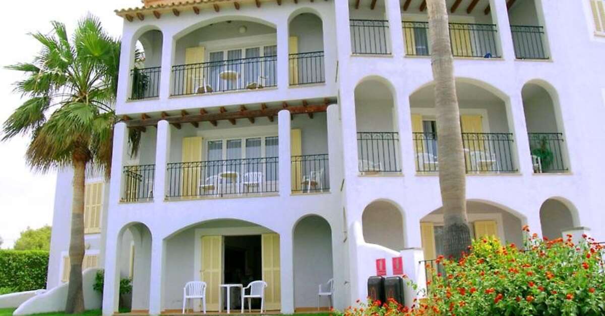 Een foto van de buitenkant van Ona Cala Pi Club Aparthotel