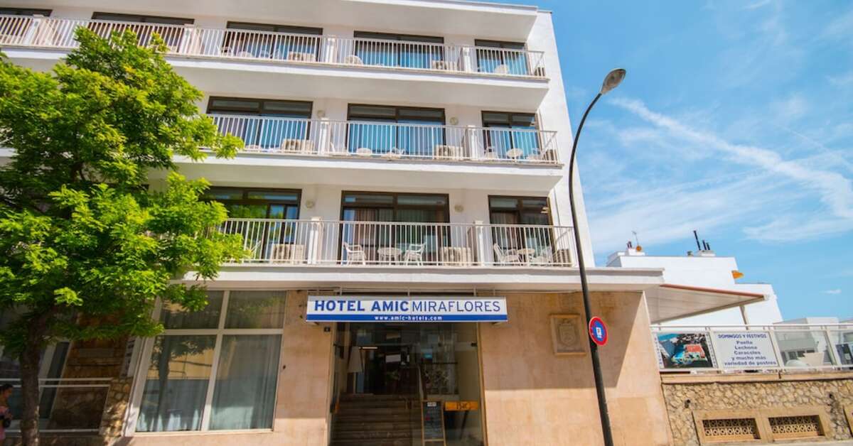 Een foto van de buitenkant van Hotel Amic Miraflores