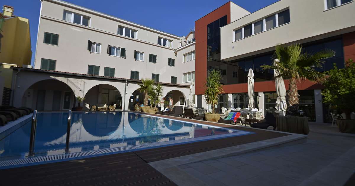 Een foto van het zwembad bij Hotel Borovnik