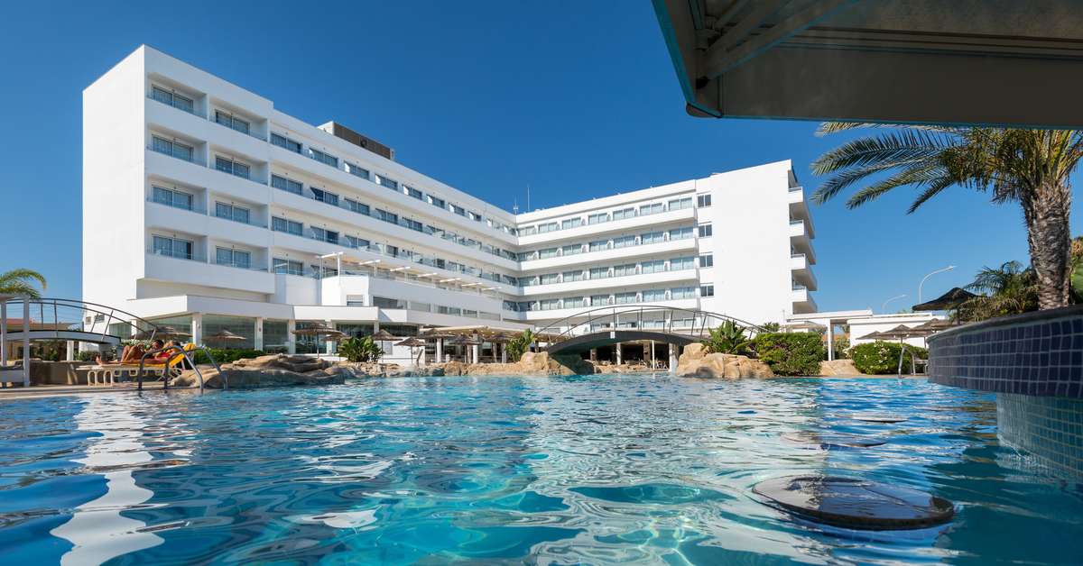 Een foto van het zwembad bij Tasia Maris Beach Hotel