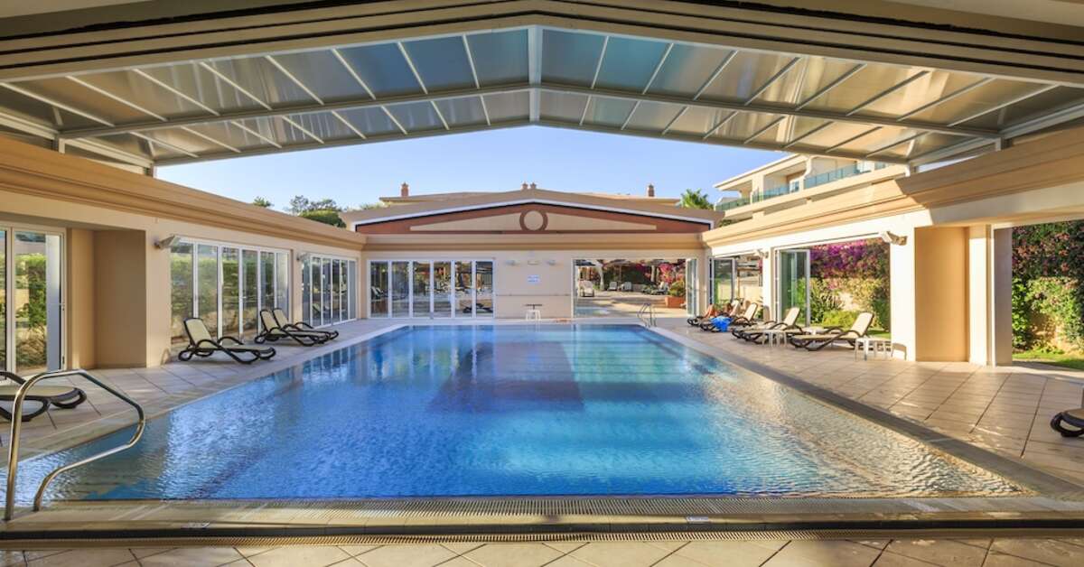 Een foto van het zwembad bij Lakeside Country Club
