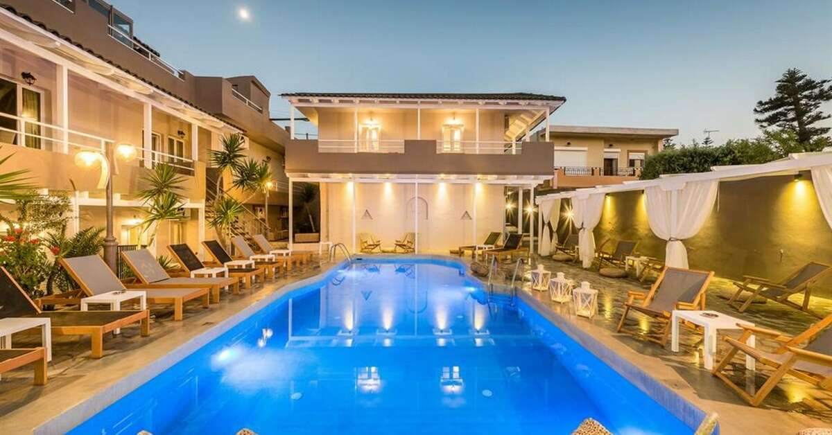 Een foto van het zwembad bij Anemos Suites