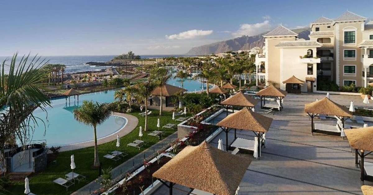 Een foto van het terras bij Gran Melia Palacio de Isora