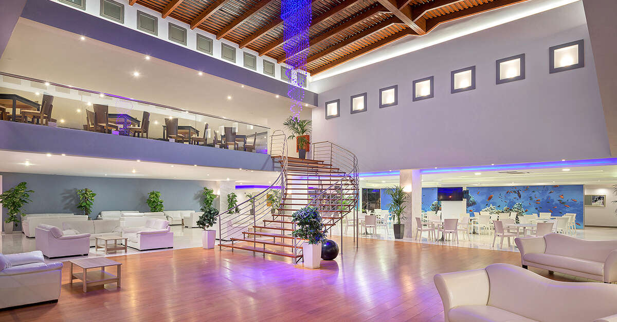 Een foto van het interieur van Oceanis Beach Hotel