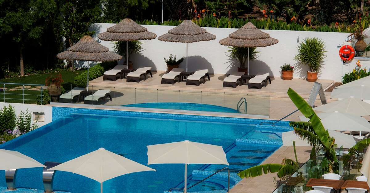 Een foto van het zwembad bij Bellazure Hotel