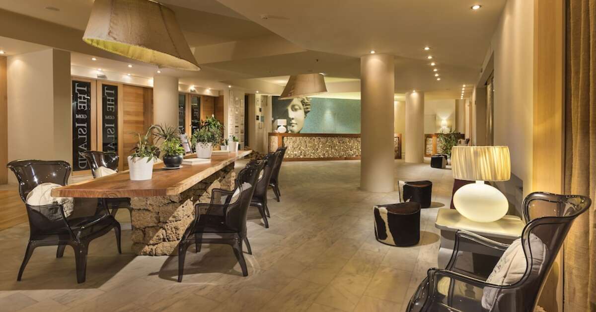 Een foto van het interieur van The Island Hotel