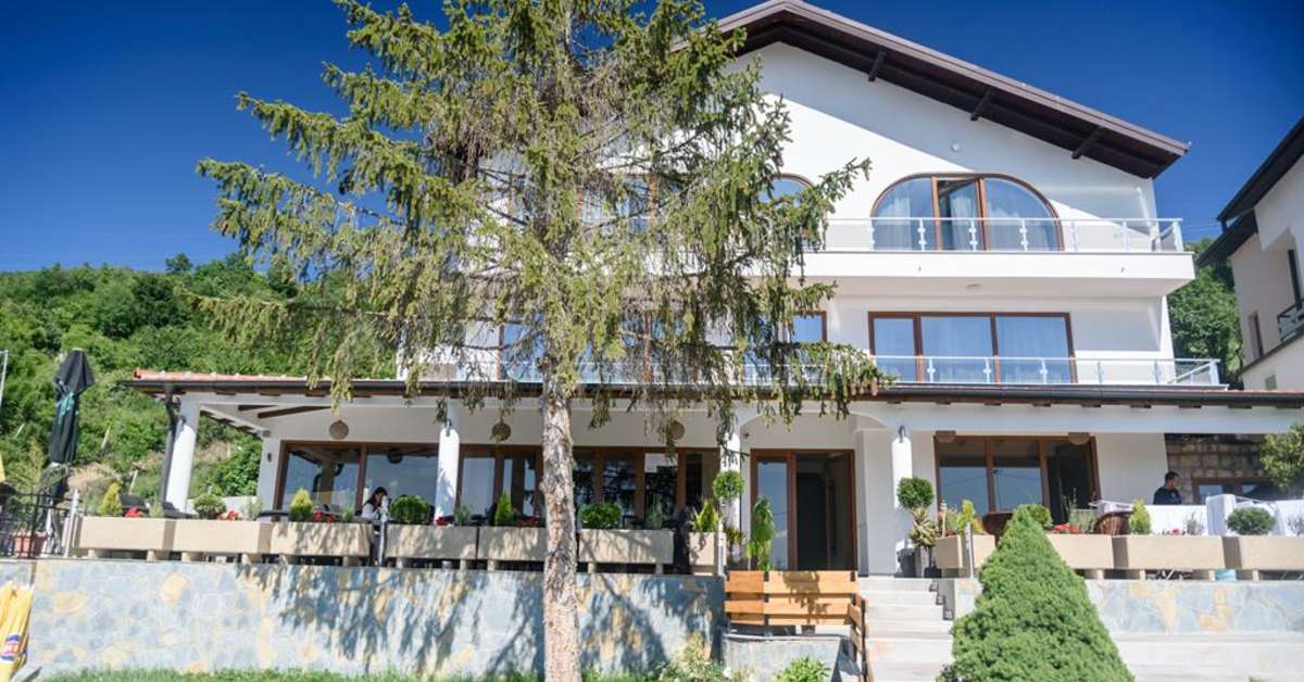 Een foto van de buitenkant van Villa Sveti Stefan