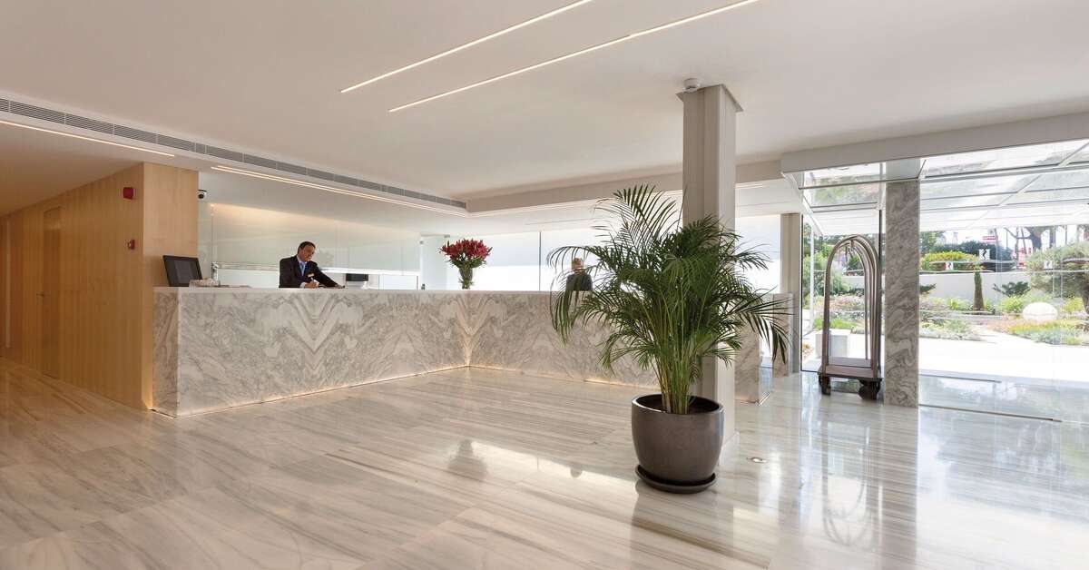 Een foto van het interieur van Hipotels Mediterraneo