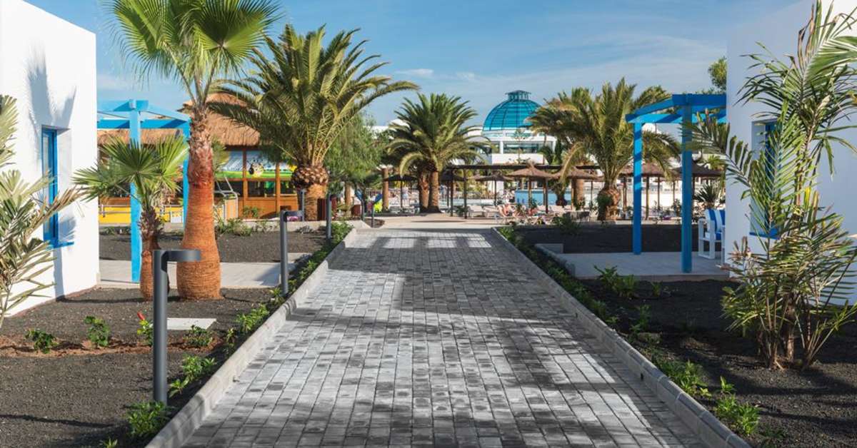 Een foto van het terras bij Elba Lanzarote Royal Village Resort