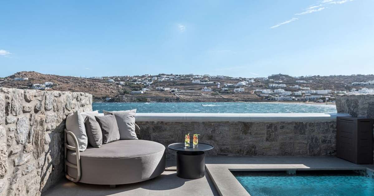 Een foto van het zwembad bij Aeonic Suites & Spa
