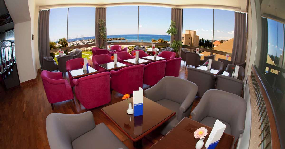 Een foto van het interieur van St. Raphael Resort