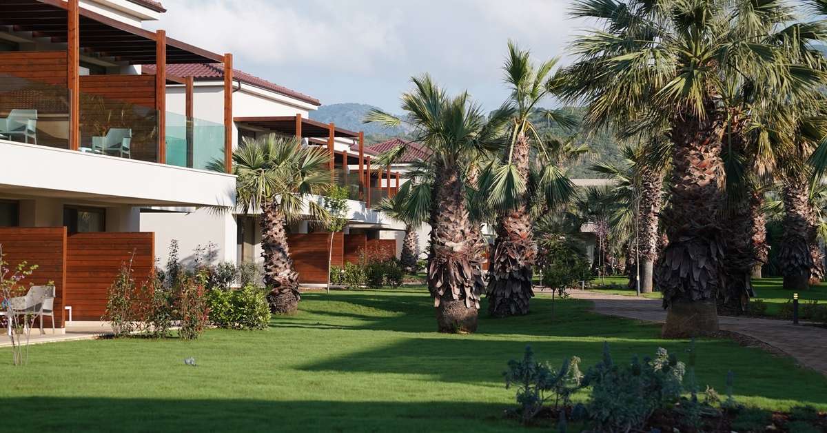 Een foto van het terras bij Almyros Beach Hotel