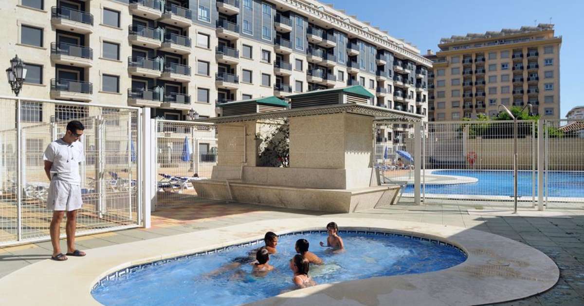 Een foto van het zwembad bij Nuriasol Appartementen