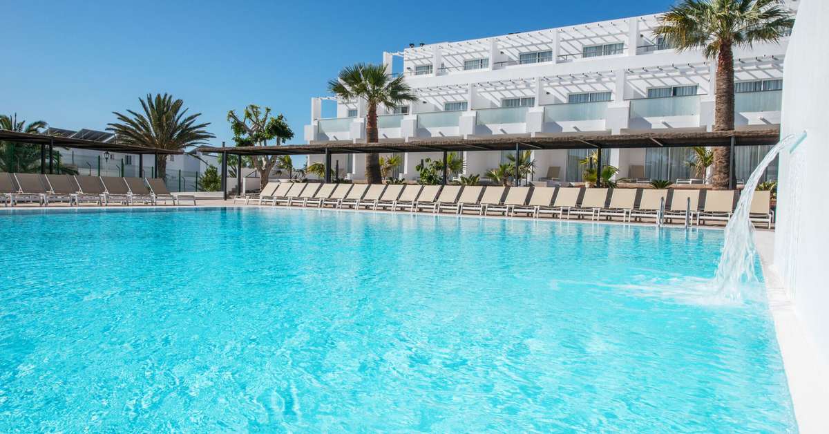 Een foto van het zwembad bij Sentido Aequora Lanzarote Suites