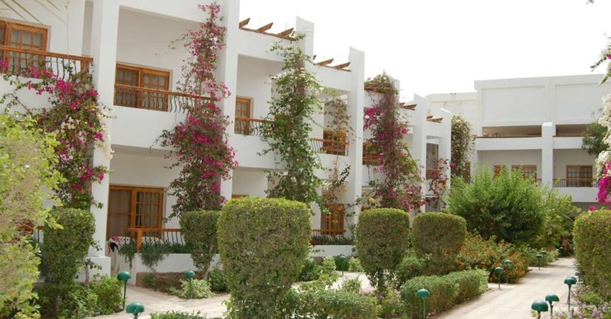 Een foto van de buitenkant van Menaville Resort