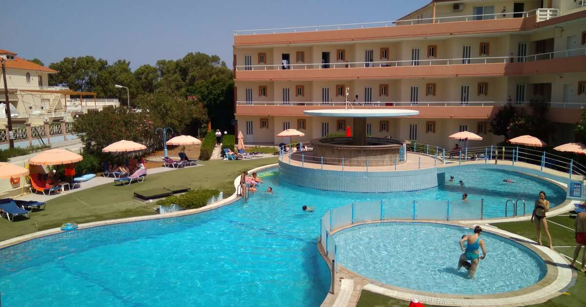 Een foto van het zwembad bij Bayside Hotel Katsaras