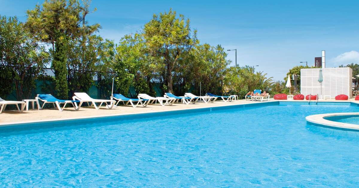 Een foto van het zwembad bij Tryp by Wyndham Lisboa Caparica Mar Hotel