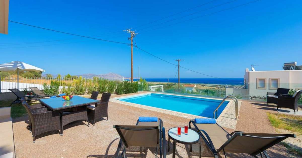Een foto van het zwembad bij Athoniki Villas