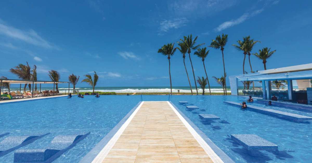 Een foto van het zwembad bij Riu Sri Lanka