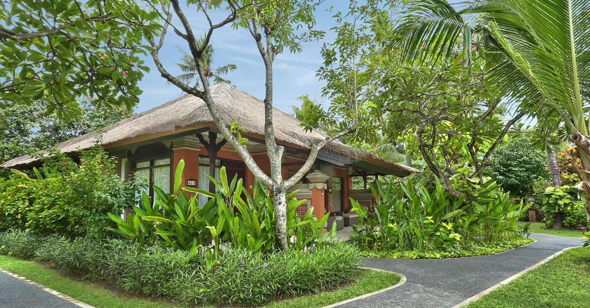 Een foto van de buitenkant van Legian Beach Hotel