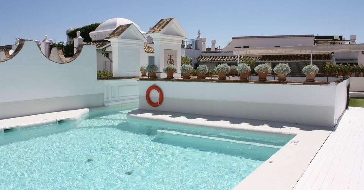 Een foto van het zwembad bij Hotel Las Casas de la Juderia