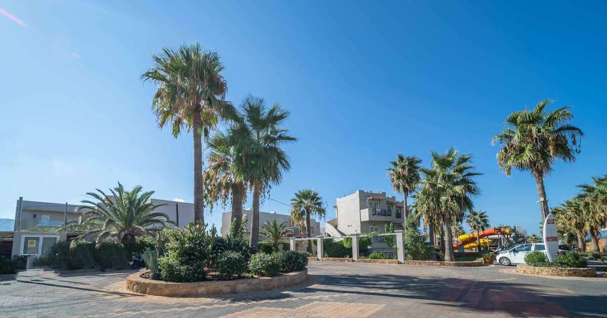 Een foto van de buitenkant van Aeolos Beach Resort Hotel