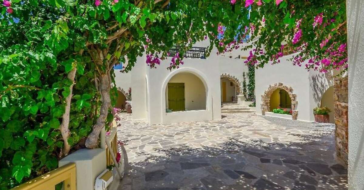Een foto van de buitenkant van Proteas Hotel & Suites