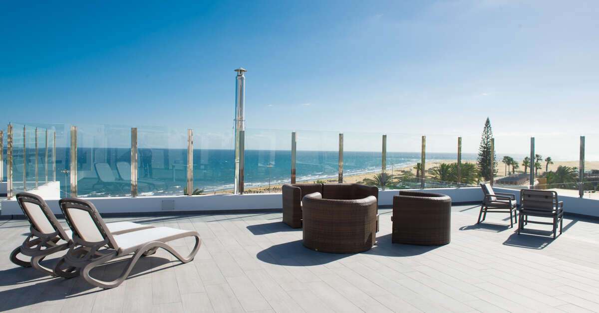 Een foto van het terras bij Appartementen El Palmar