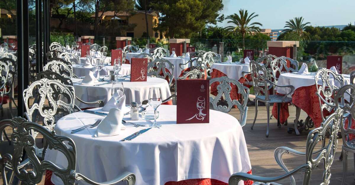 Een foto van het terras bij Salles Hotel Marina Portals