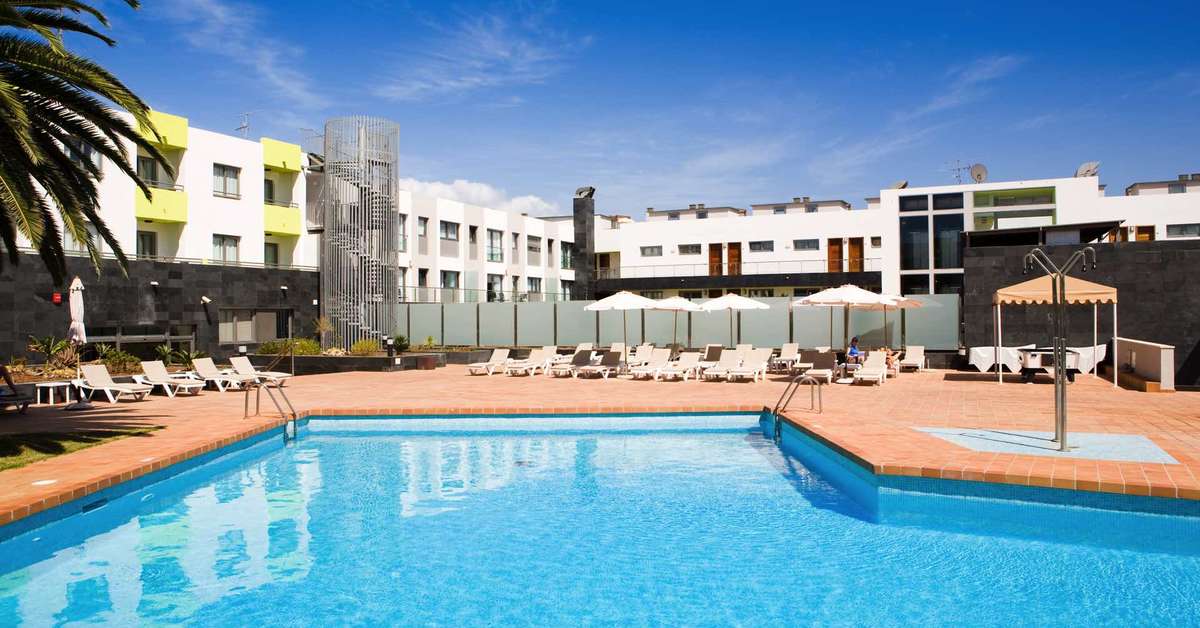 Een foto van het zwembad bij Hotel Livvo Corralejo Beach