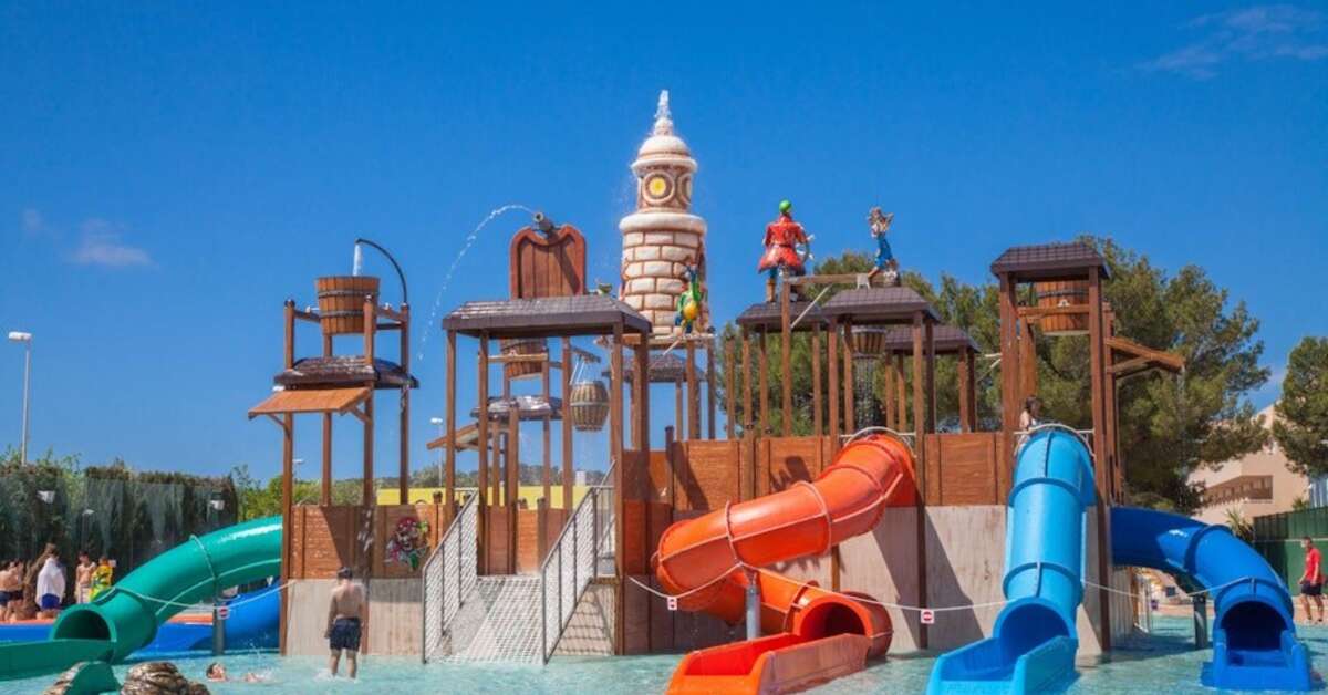 Een foto van het zwembad bij Sirenis Seaview Country Club