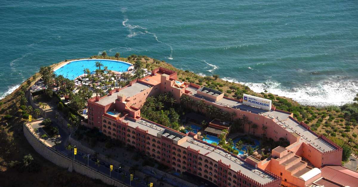 Een foto van de buitenkant van Playacalida Hotel