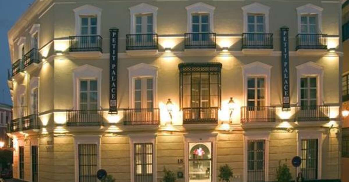 Een foto van de buitenkant van Petit Palace Santa Cruz Hotel