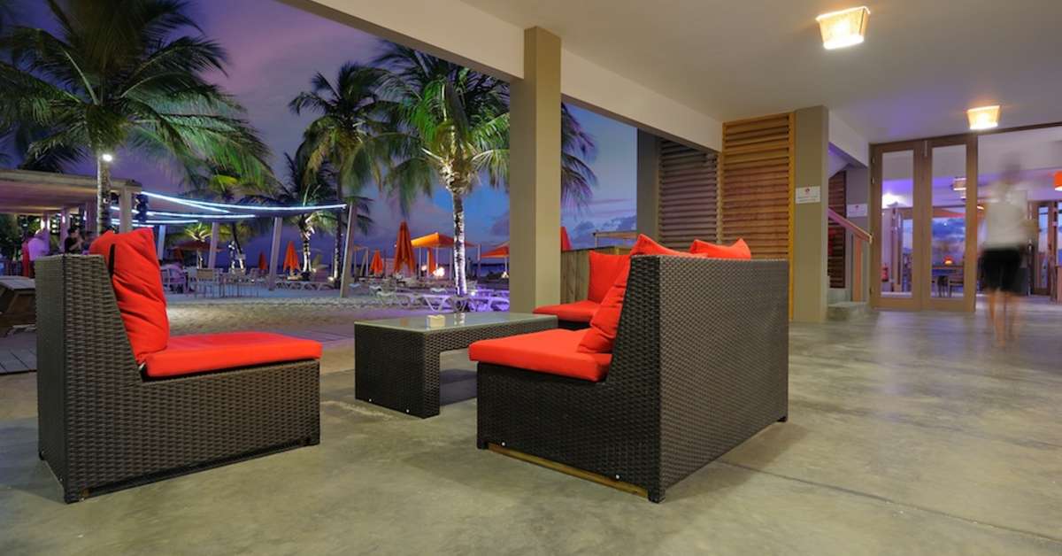 Een foto van het terras bij Eden Beach Resort