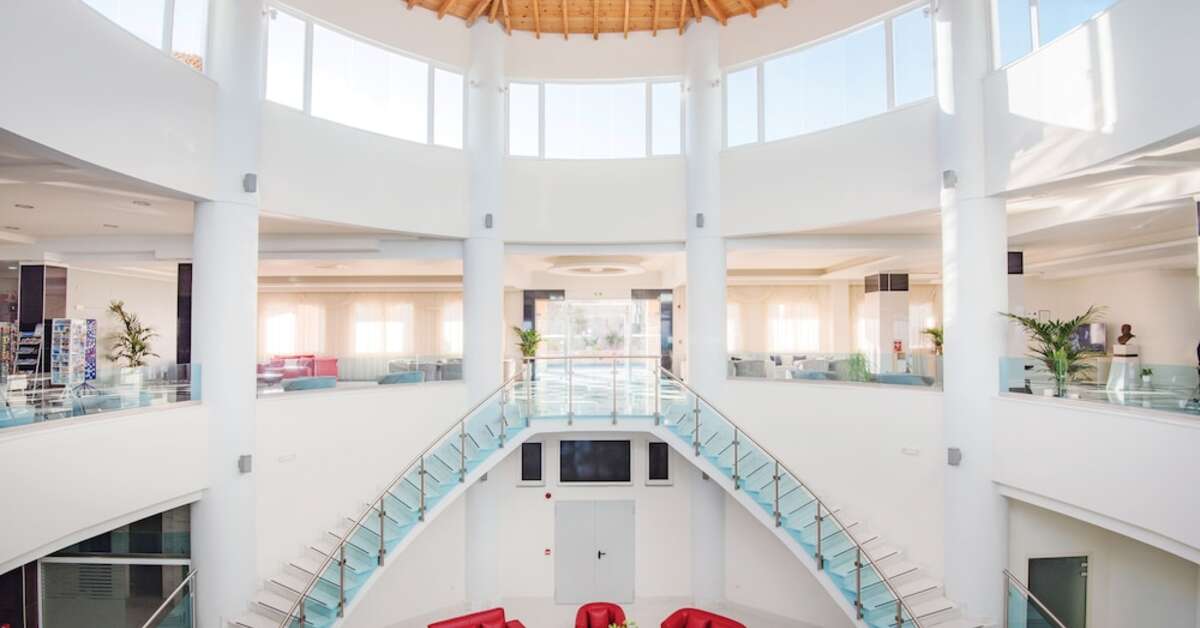 Een foto van het interieur van Grand Blue Beach Hotel