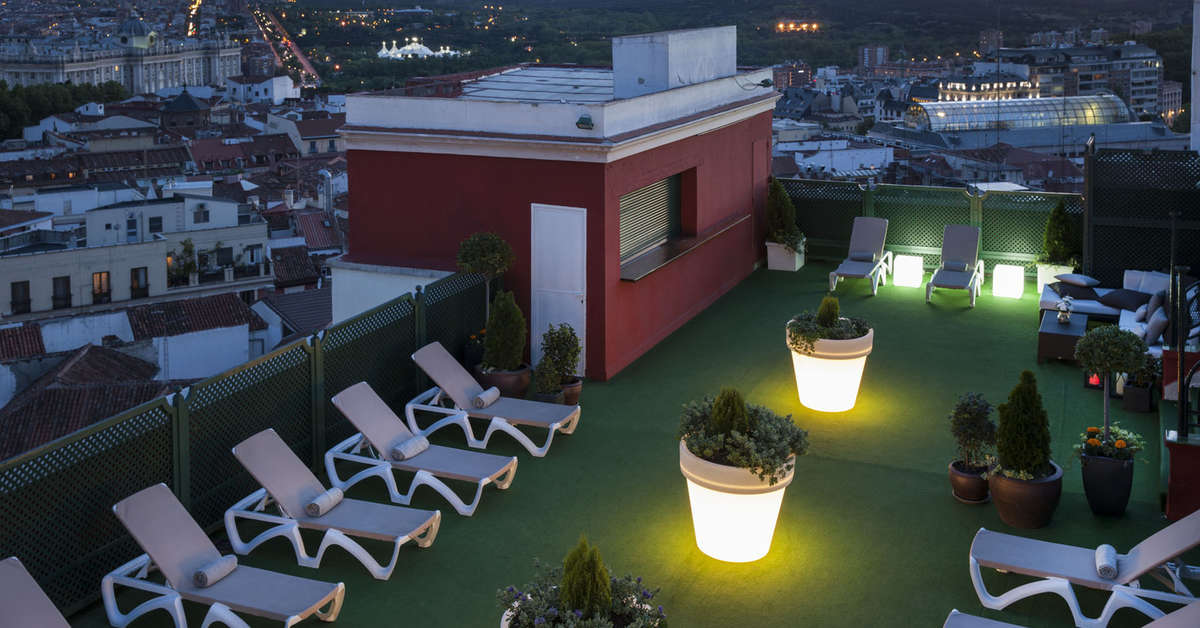 Een foto van het terras bij Hotel Emperador