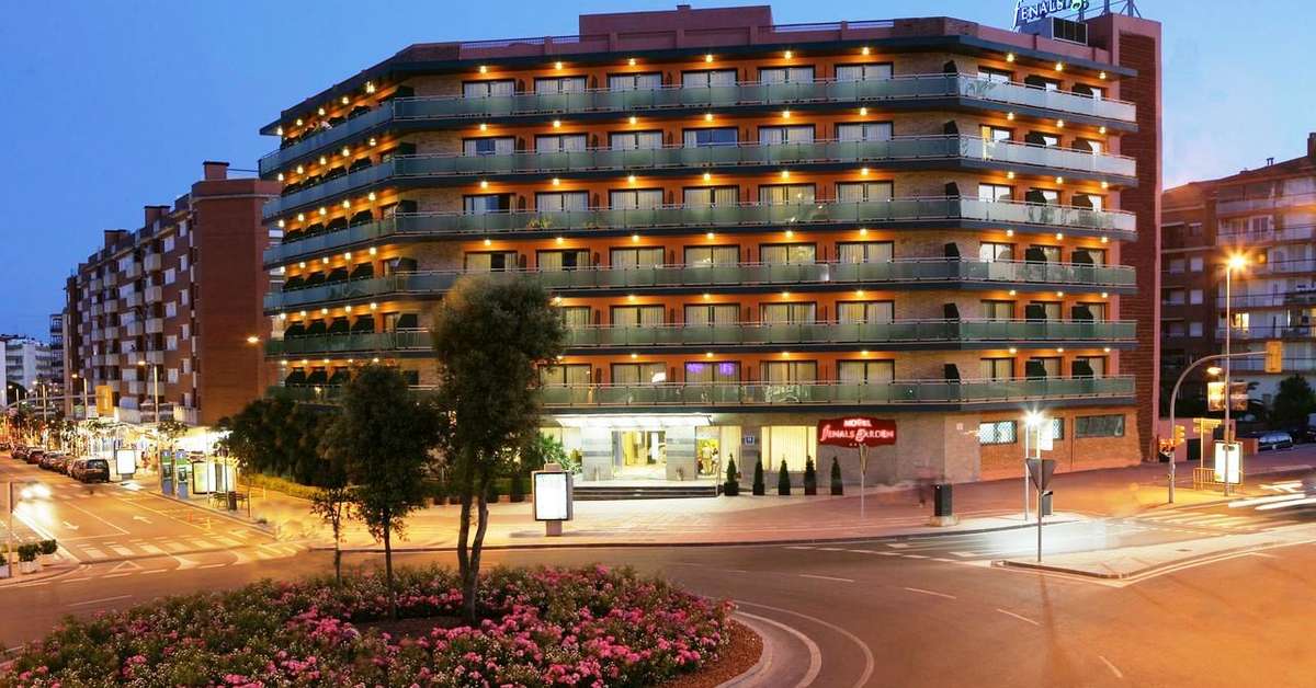 Een foto van de buitenkant van Hotel Fenals Garden
