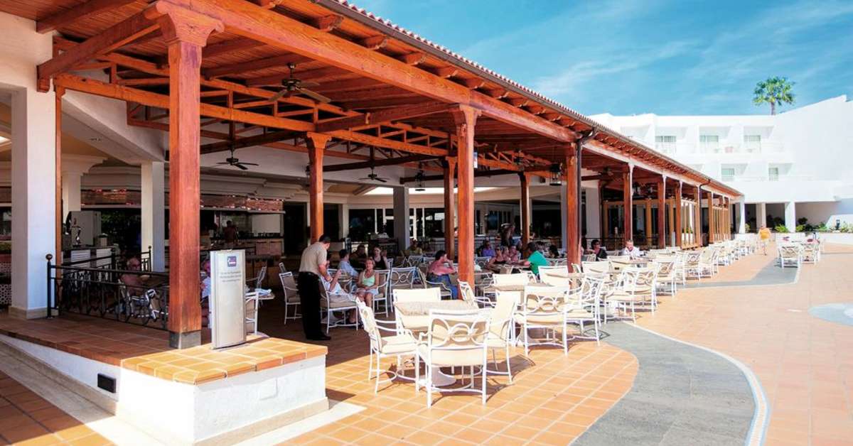 Een foto van het terras bij Riu Paraiso Lanzarote Resort